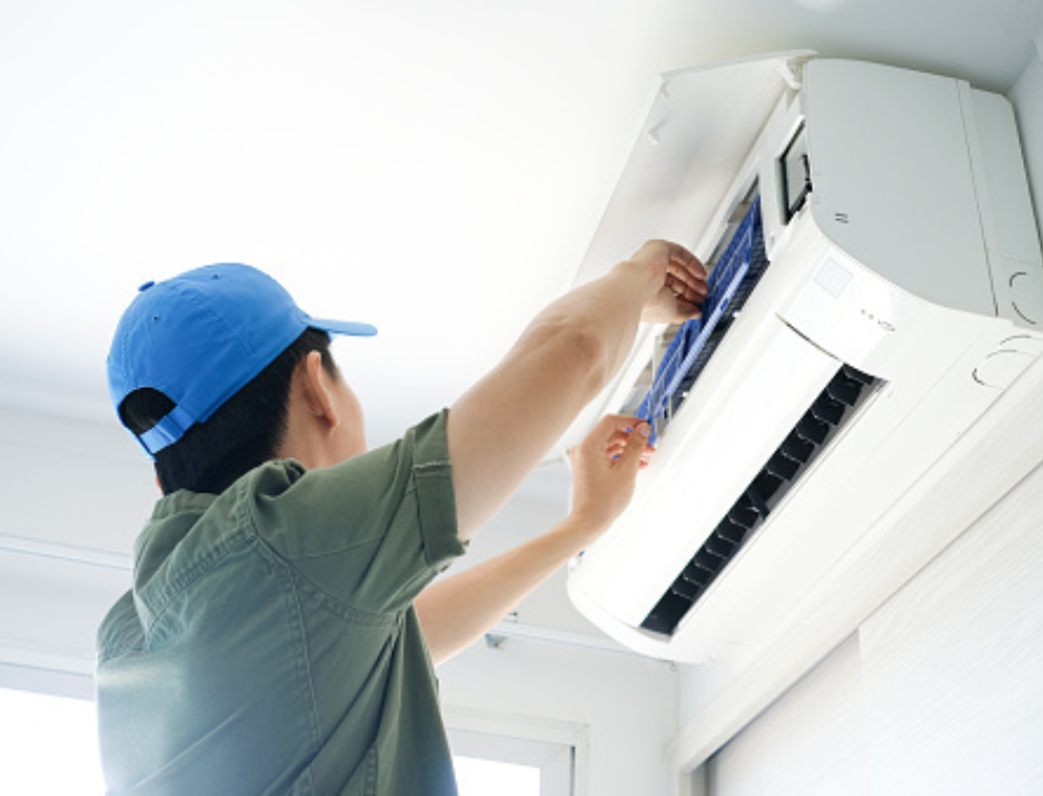 male-repair-AC-at-room-